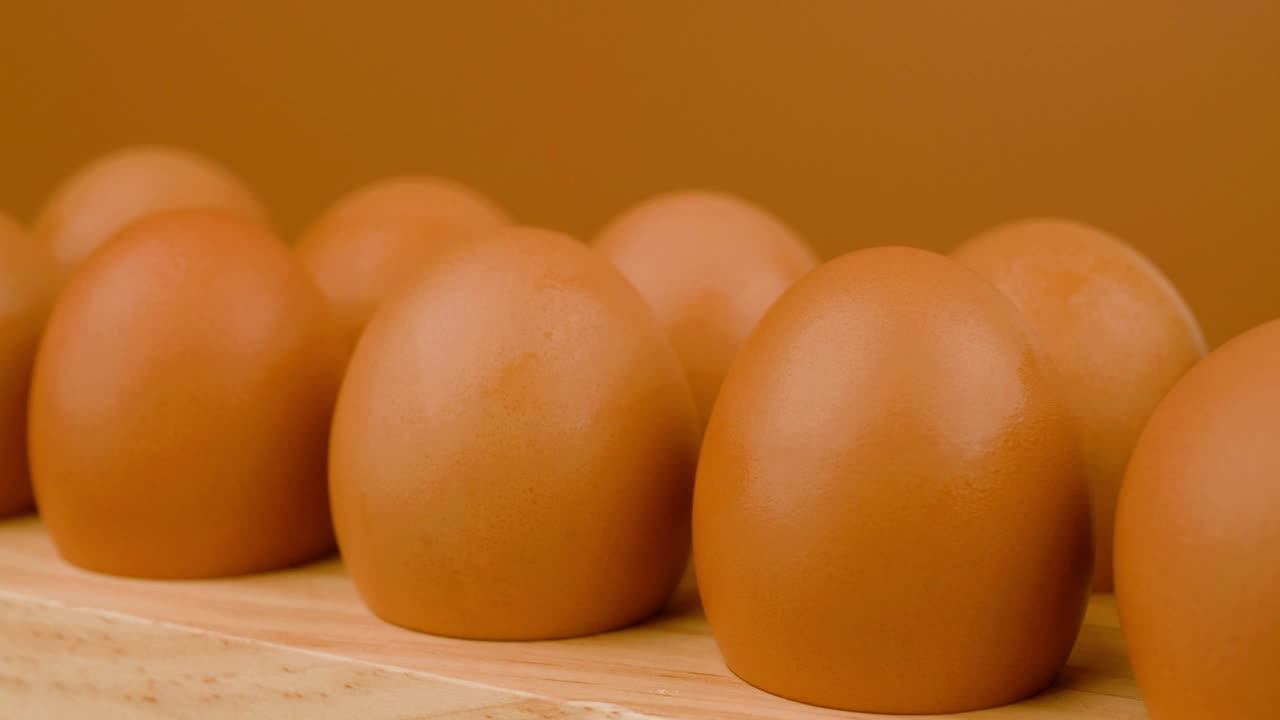 新鲜干净的鸡蛋，鸡蛋面板，有机鸡蛋早餐高蛋白食品。动物的蛋。棕色的蛋壳。视频下载