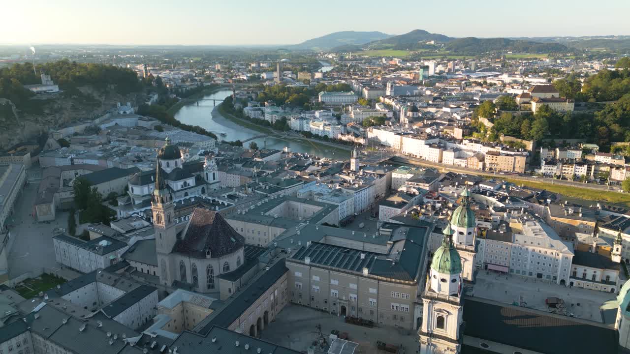 无人机在萨尔茨堡老城上空拍摄。奥地利城市视频下载