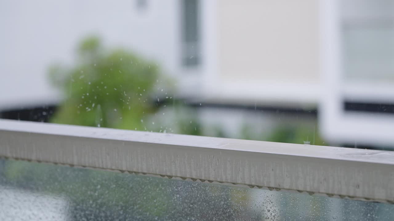 下雨天的阳台景色与房子或公寓背景在慢动作视频下载