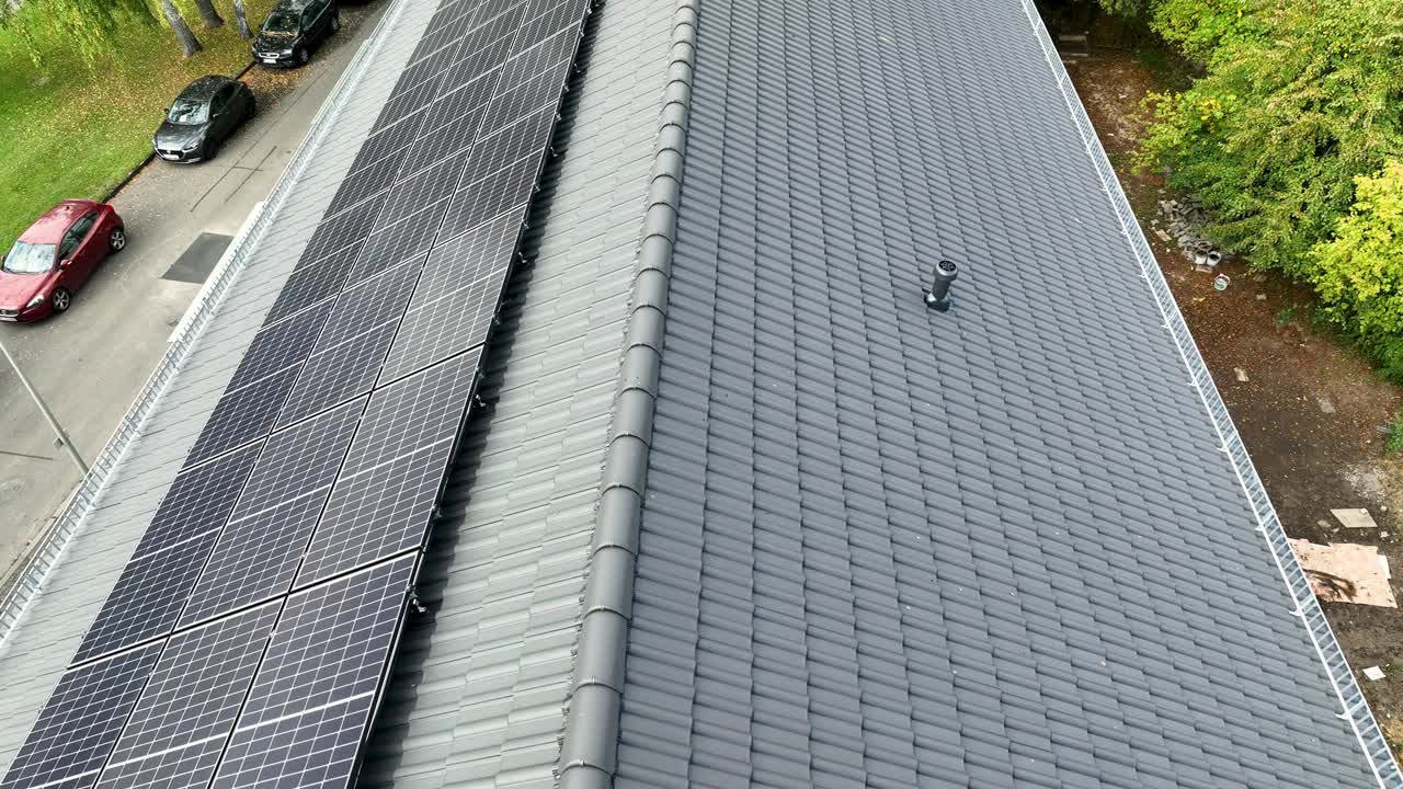 住宅建筑，光伏太阳能电池板-鸟瞰图视频下载