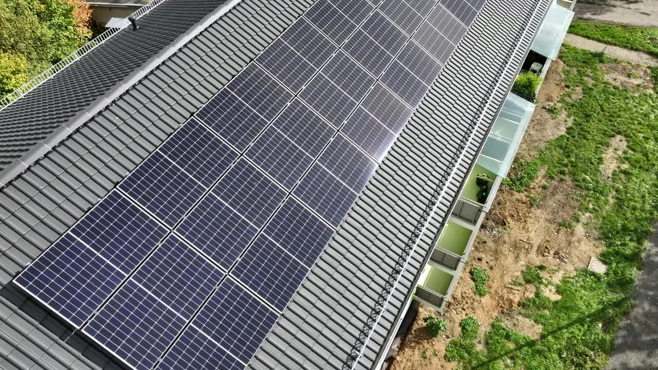 住宅建筑，光伏太阳能电池板-鸟瞰图视频下载