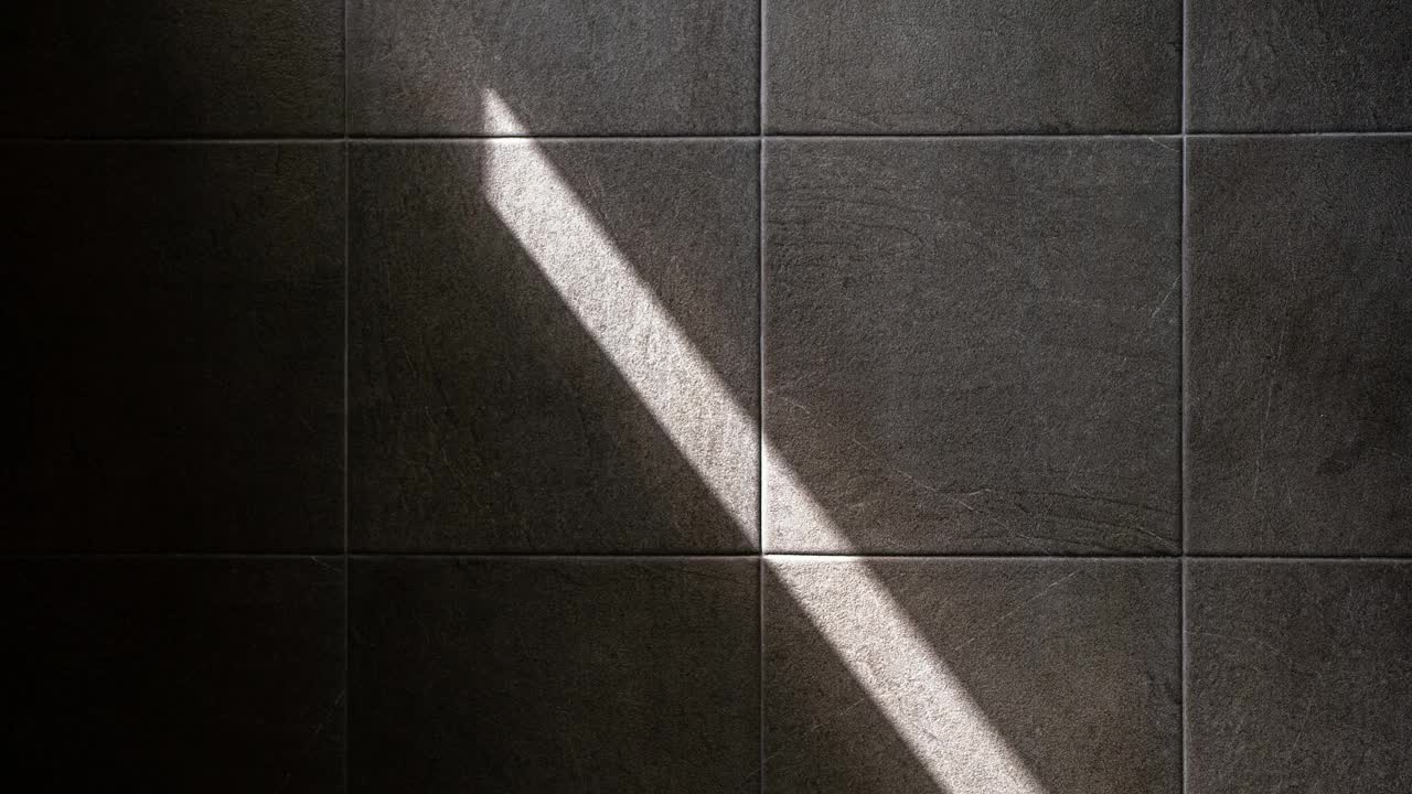 时间流逝的阴影掠过黑色的浴室瓷砖视频下载