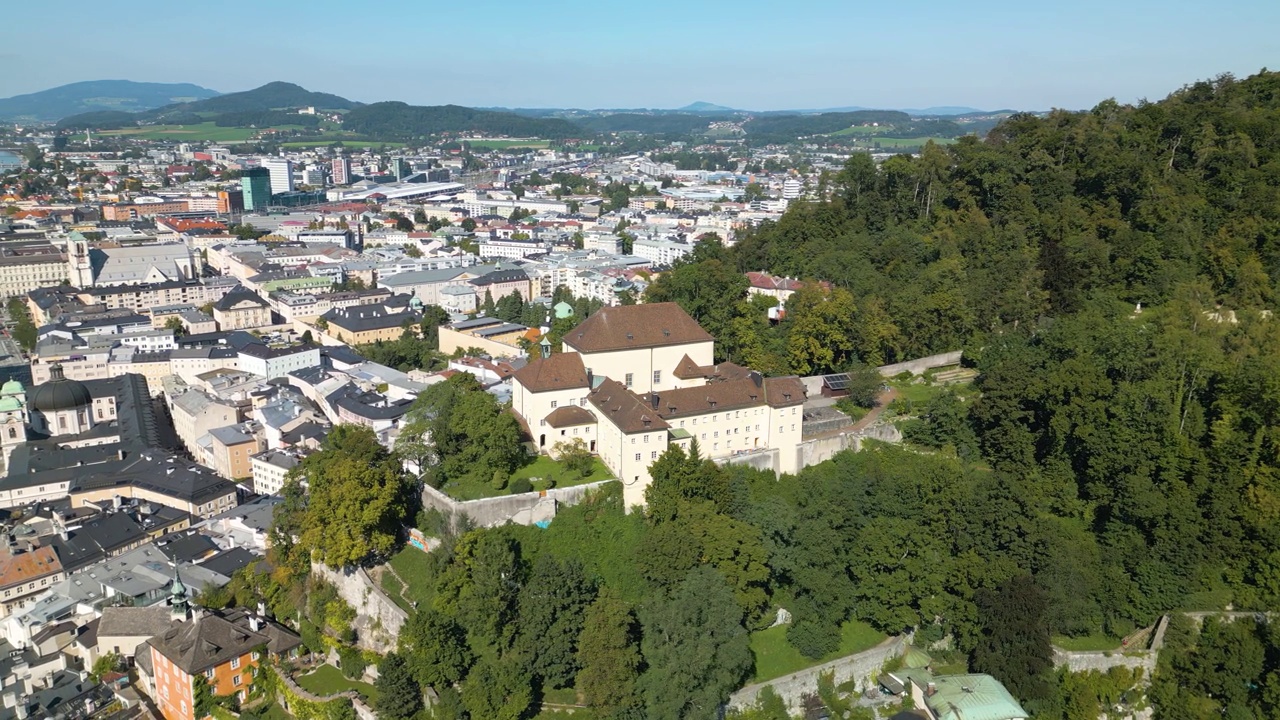 俯瞰奥地利萨尔茨堡的卷尾猴修道院(Kapuzinerkloster视频下载