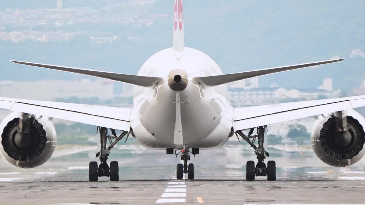 大型商用飞机在机场跑道上安全起飞。出国旅游、海外旅游、航班中转、航空旅游运输、航空业务、交通运输业视频下载