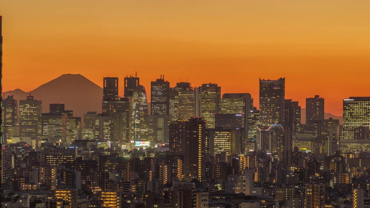 日本东京，富士山和新宿建筑的黄昏延时视频下载