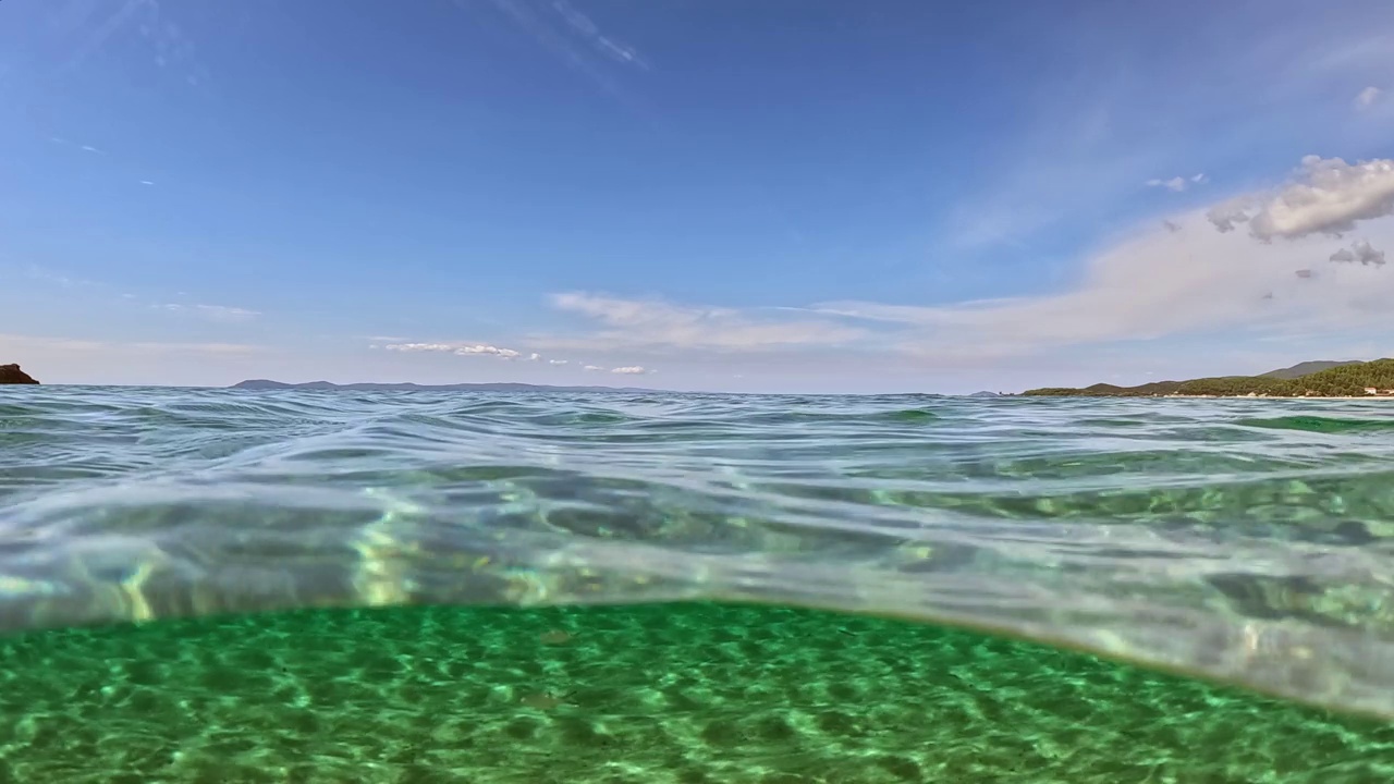 半水下慢动作拍摄热带海滩与清澈的海水。海景。沙滩和水面视频素材