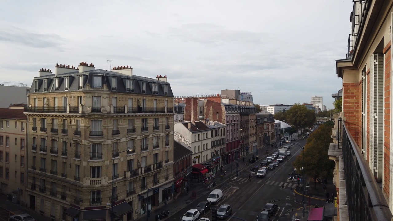 法国巴黎附近的潘坦街鸟瞰图，秋天的建筑和日光街道，复古建筑，建筑和天际线视频下载