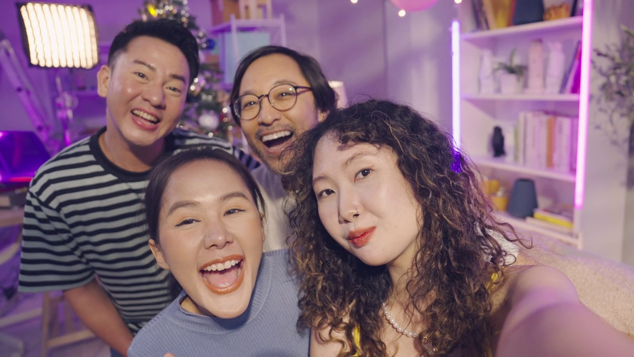 一群亚洲朋友一起在圣诞派对上自拍或视频通话视频下载