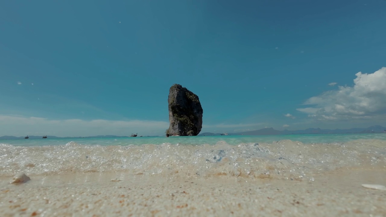 美丽的水晶般清澈的蓝色海洋在泰国甲米岛。从岸边看。视频下载