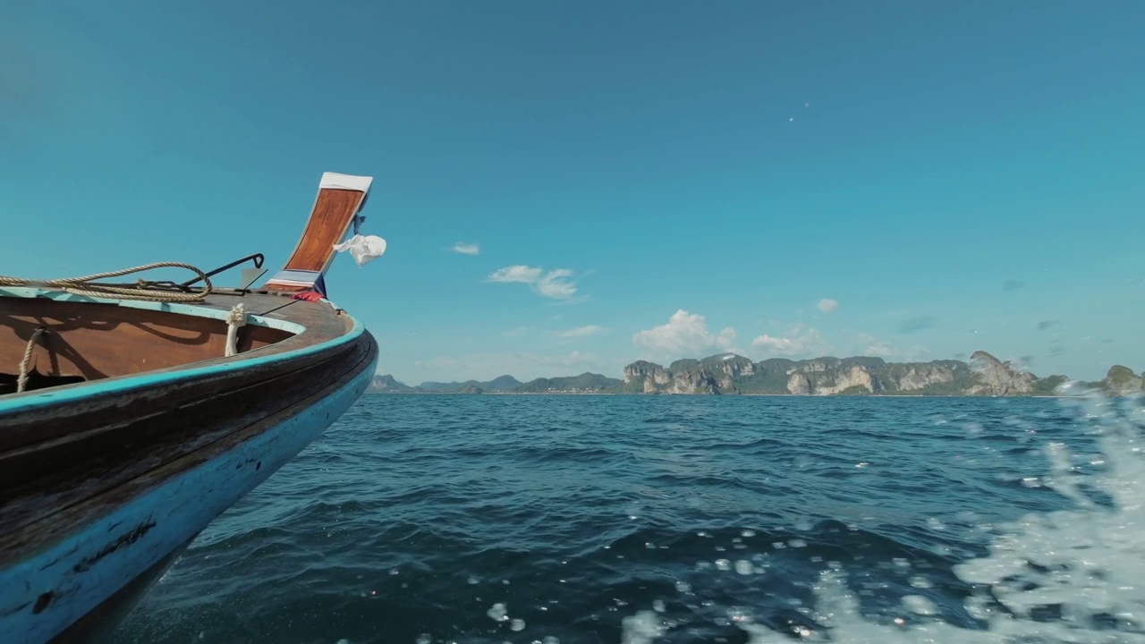大海里的帆船。假日旅行的木船。泰国视频下载