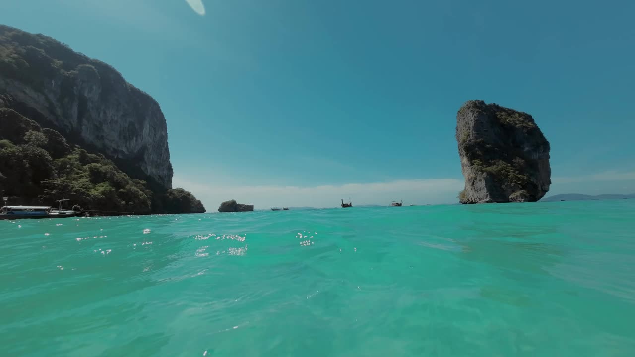 美丽的水晶般清澈的蓝色海洋，在泰国甲米岛的Ko Poda。海景。视频下载
