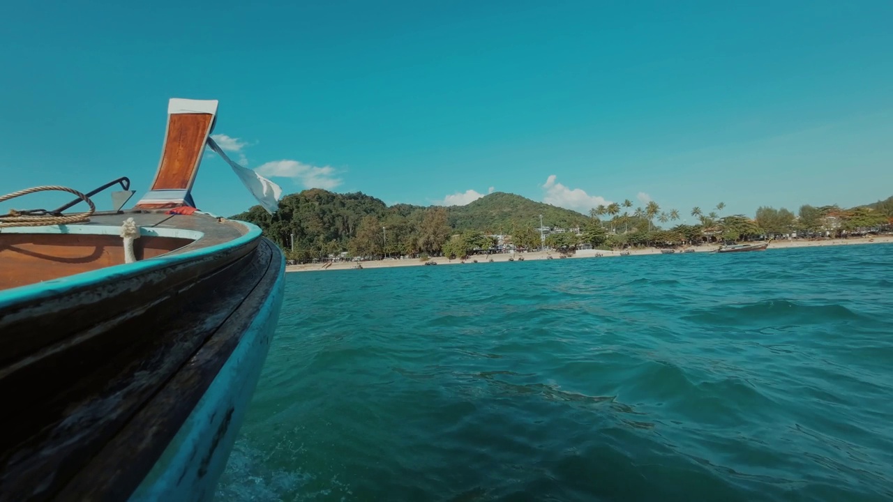乘坐泰国长尾船在高波达岛旅行。视频下载