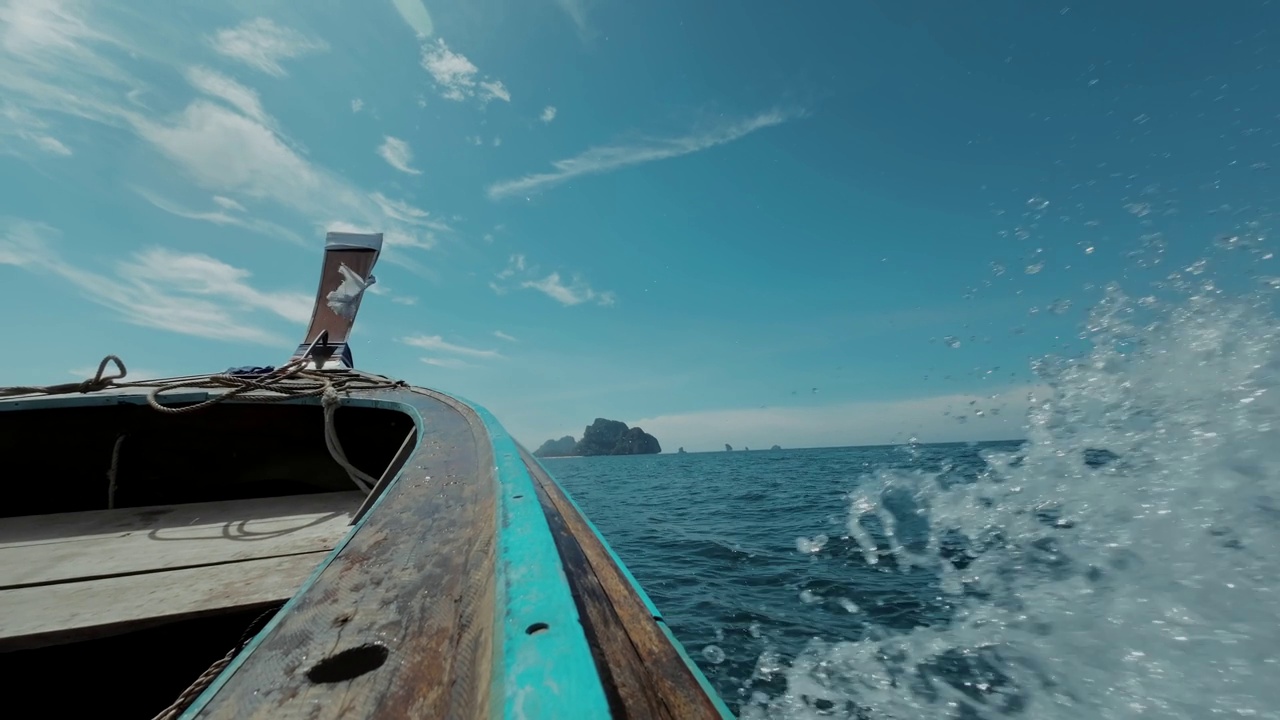 泰国，一艘长尾船在海上航行视频下载