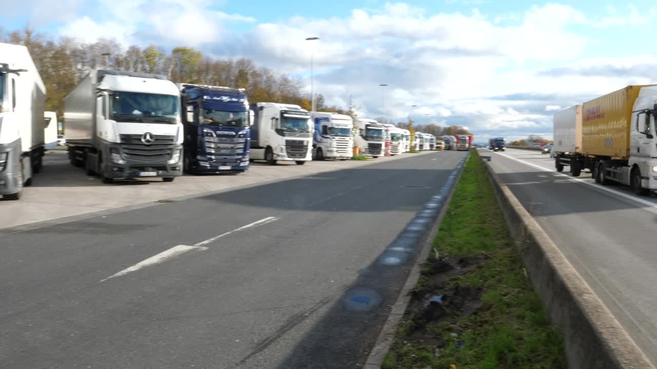 德国A3高速公路上的卡车视频下载