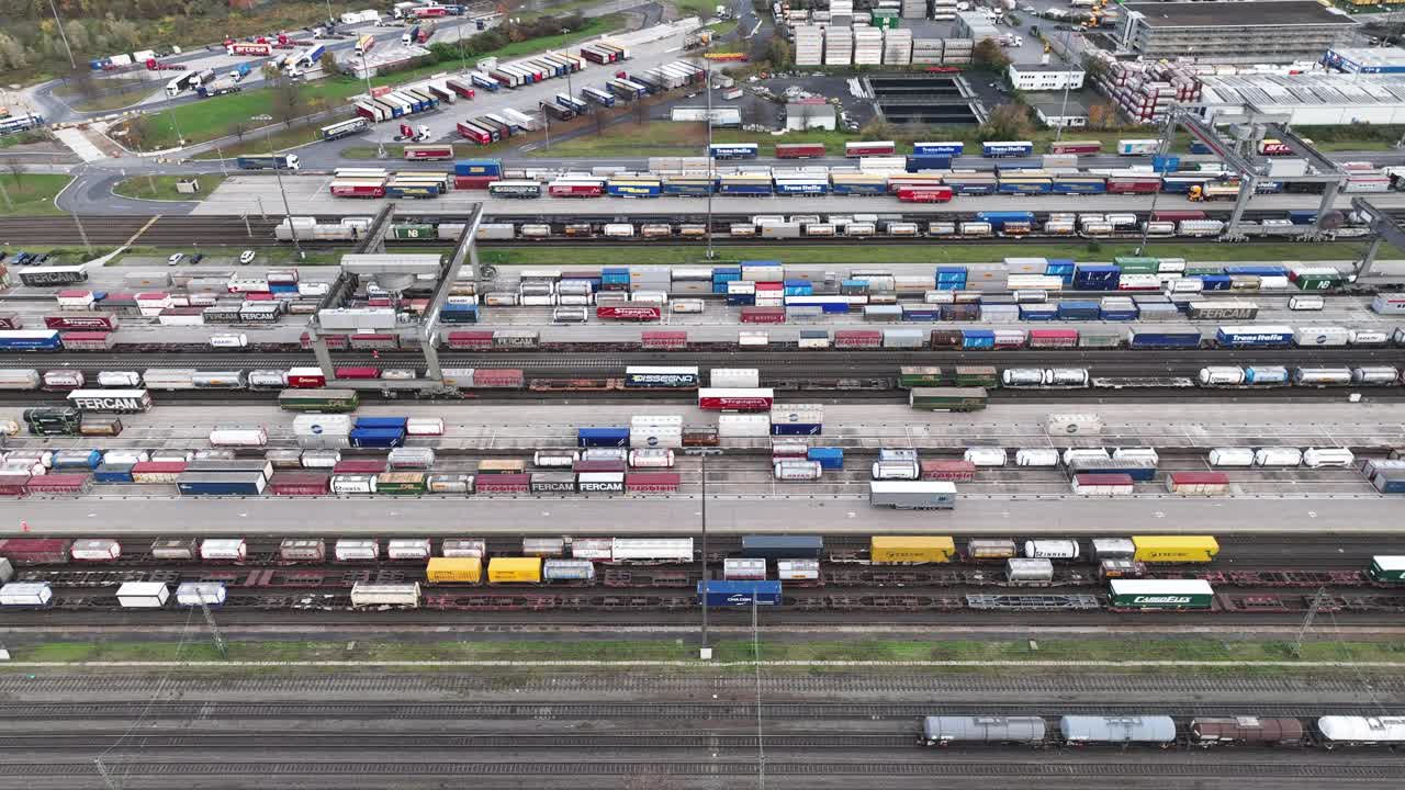 铁路场、货场和货运列车。鸟瞰图视频下载