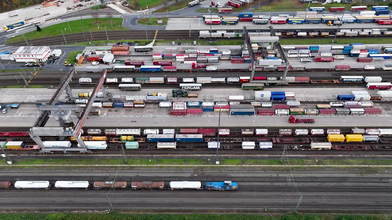 铁路场、货场和货运列车。鸟瞰图视频下载