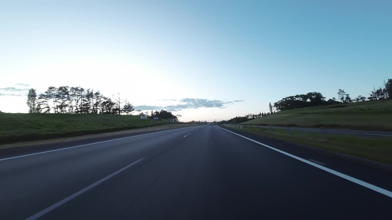 从汽车角度看新西兰1号国道在奥克兰视频素材