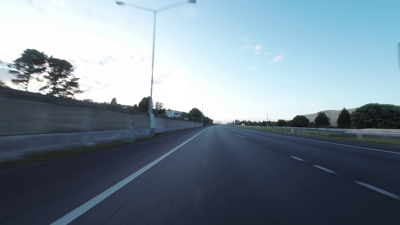 从汽车角度看新西兰1号国道在奥克兰视频下载