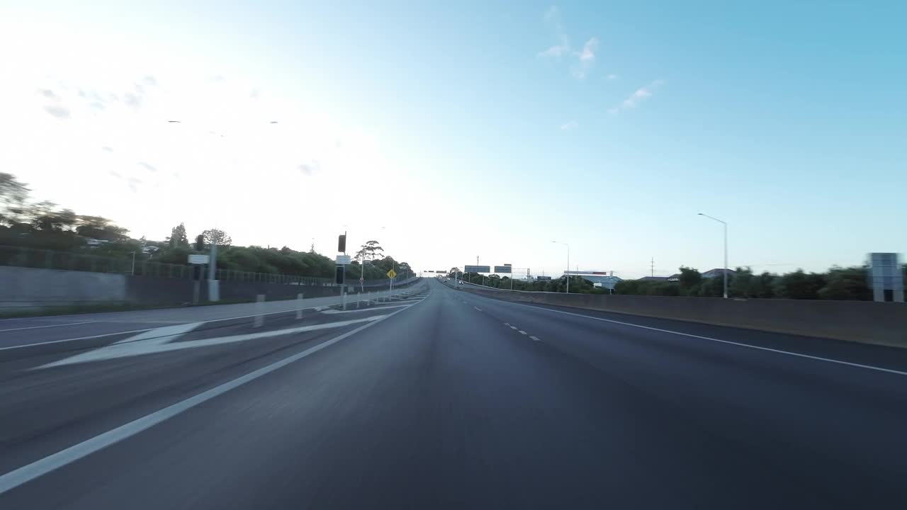 从汽车角度看新西兰1号国道在奥克兰视频下载