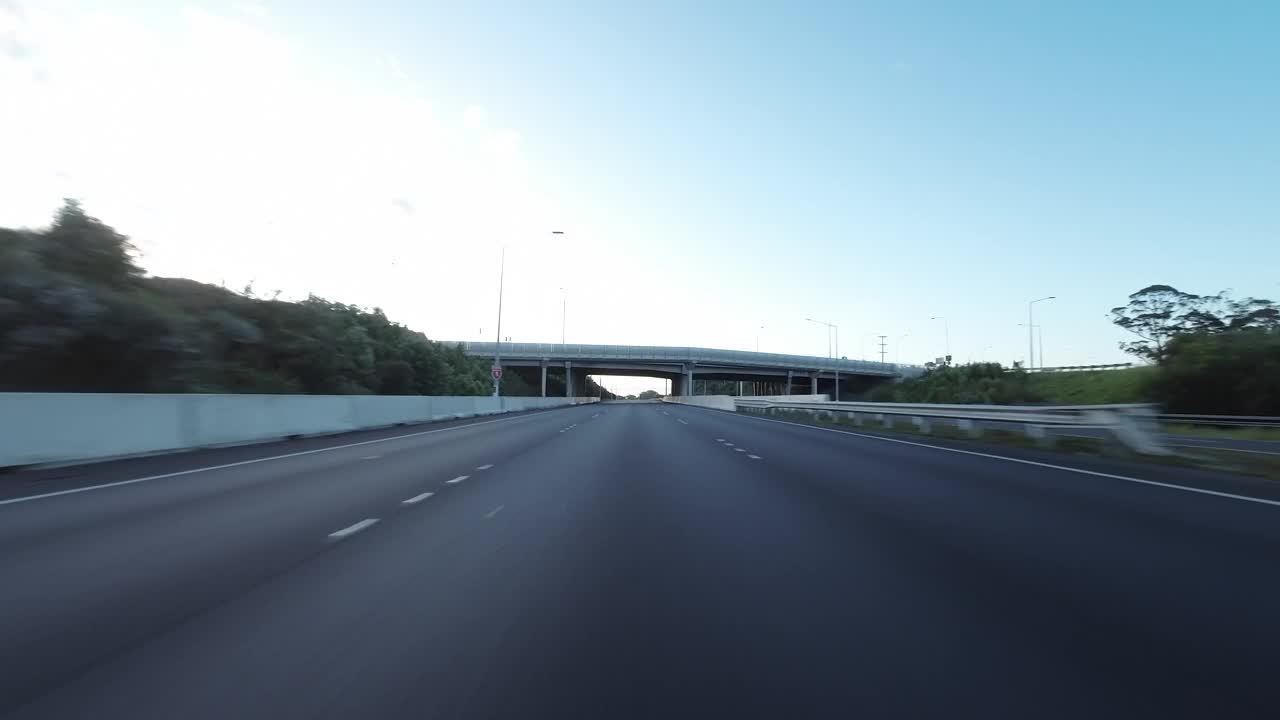 从汽车角度看新西兰1号国道在奥克兰视频素材