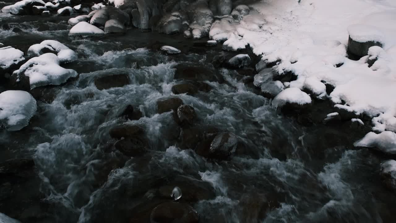 冬季峡谷中冰冻的瀑布视频素材