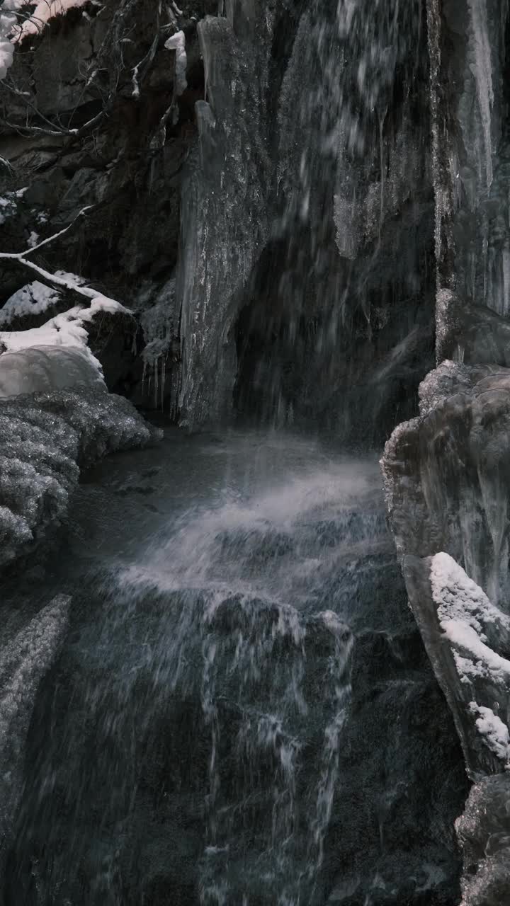 冬季峡谷中冰冻的瀑布视频素材