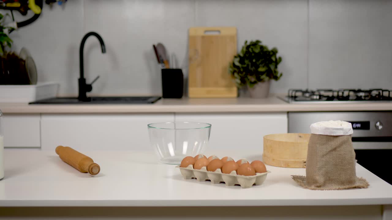 农家鸡蛋在篮子里的乡村产品牛奶和鸡蛋面粉揉面团和烤面包和牛角包在美丽舒适的厨房背景视频素材