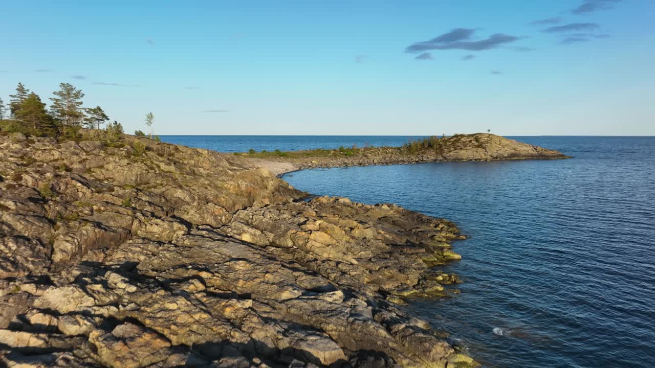 鸟瞰悬崖和海滩，芬兰海岸的黄金时刻视频素材