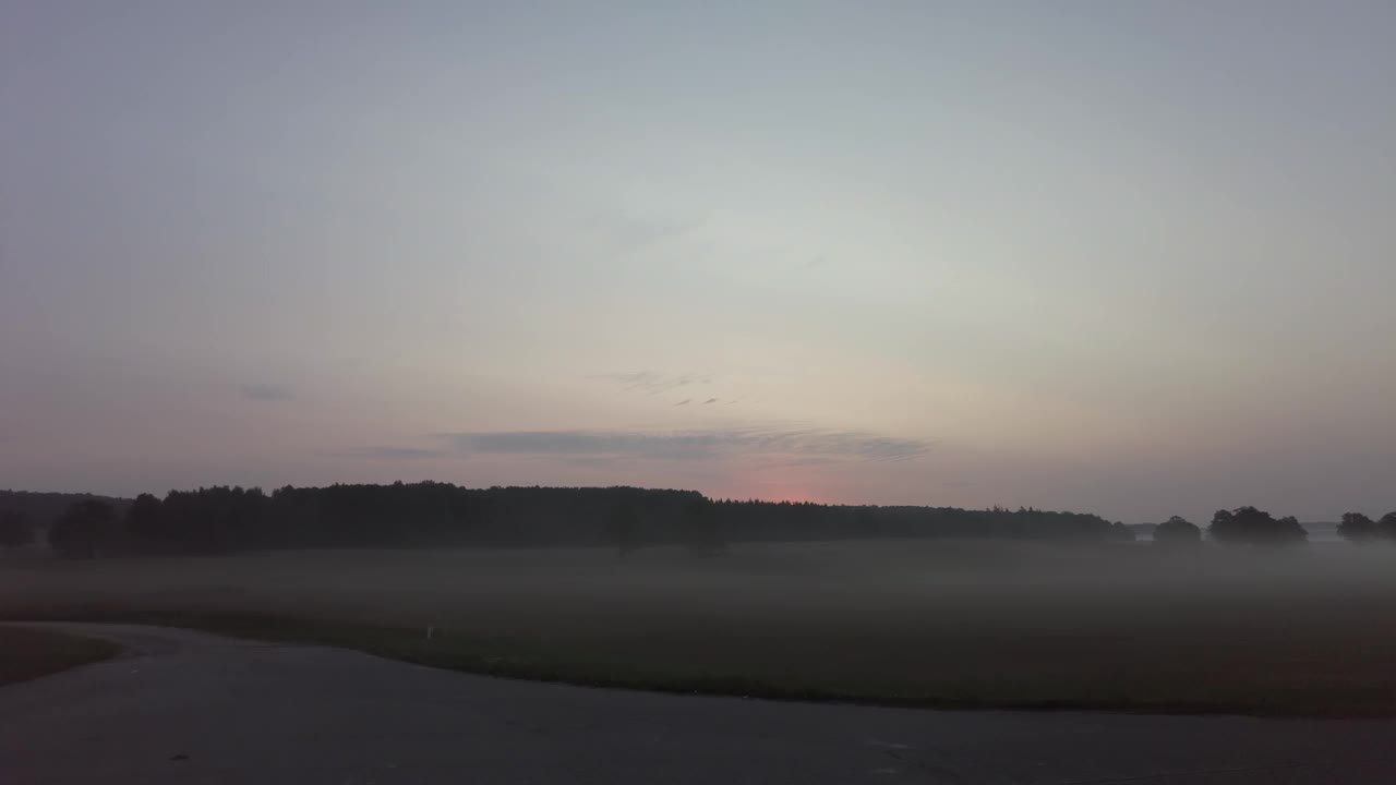 黎明前田野带着雾，太阳正在升起视频下载