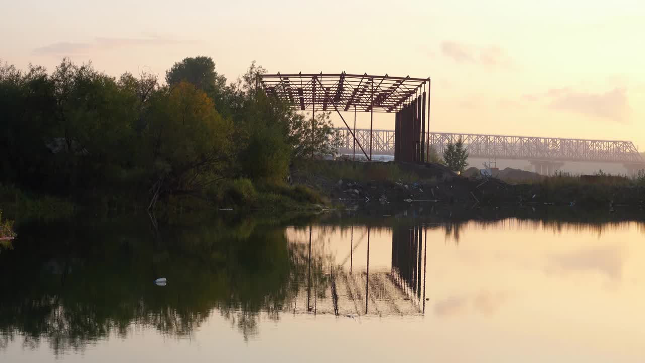 日落时河上的金属结构视频下载