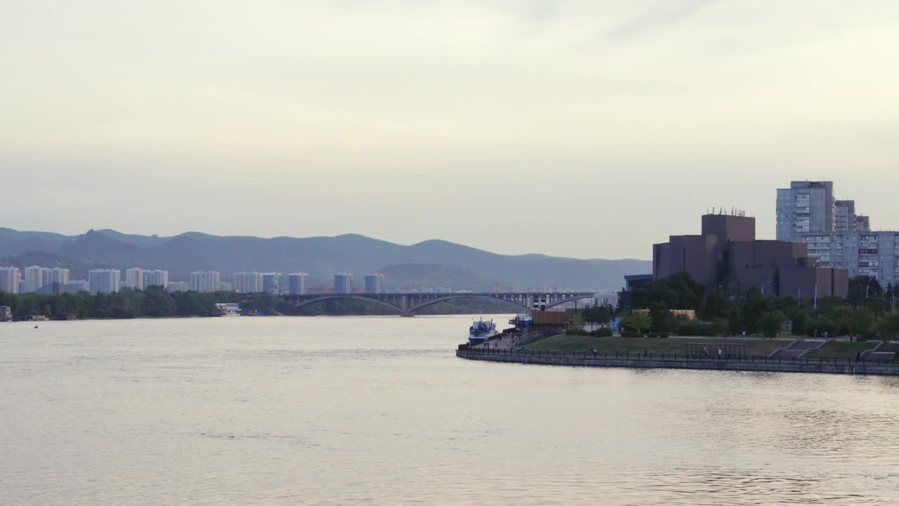 俯瞰克拉斯诺亚尔斯克市中心和著名的公共桥视频下载