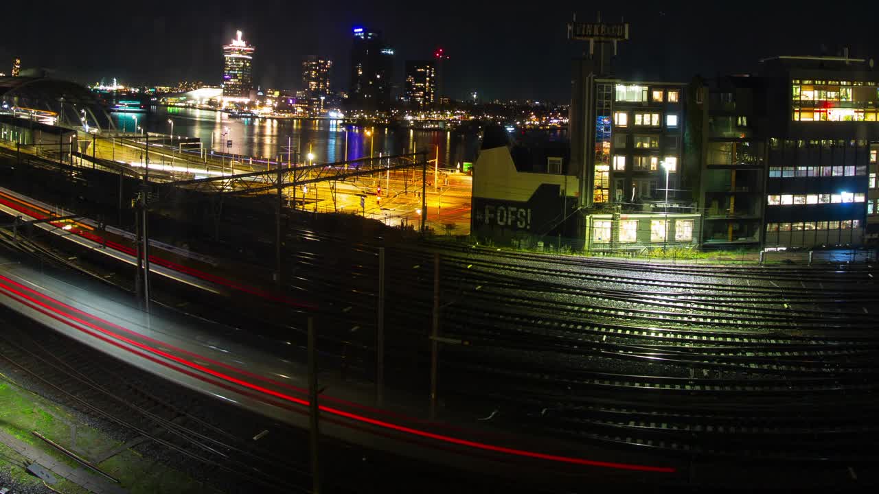 阿姆斯特丹火车场轨道港口夜间时间视频下载