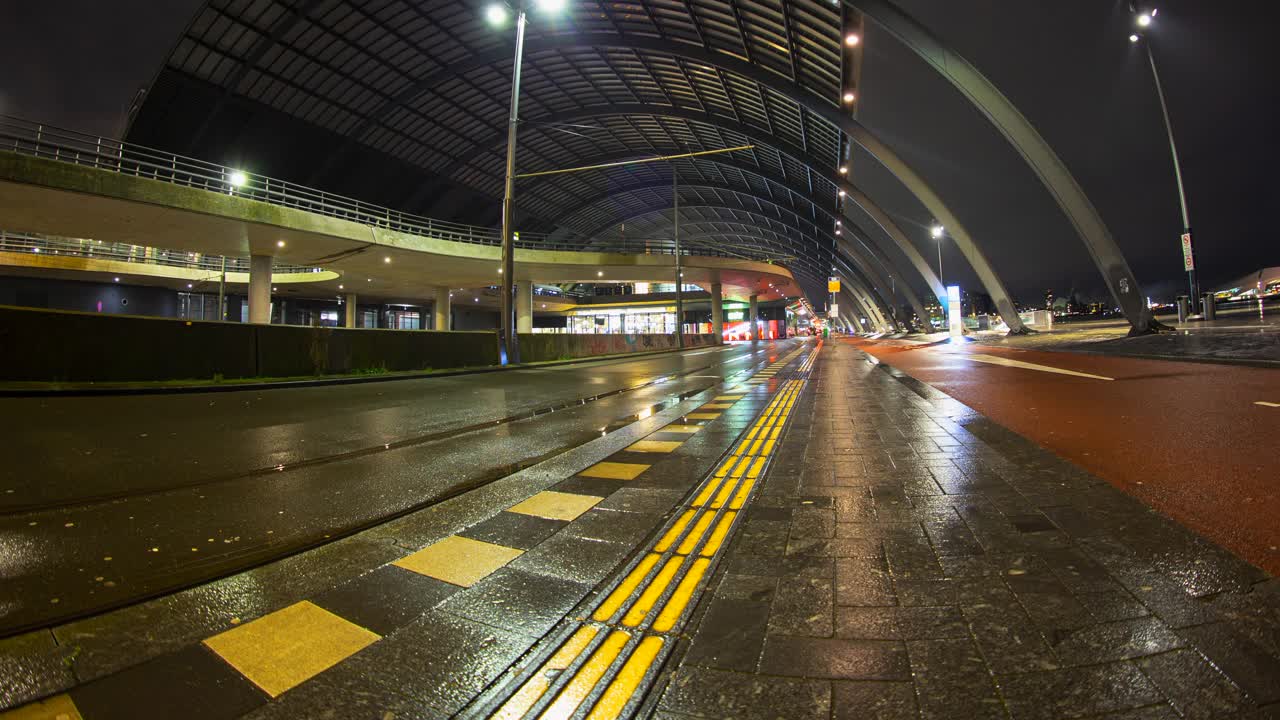 阿姆斯特丹中央火车站夜间延时雨视频下载
