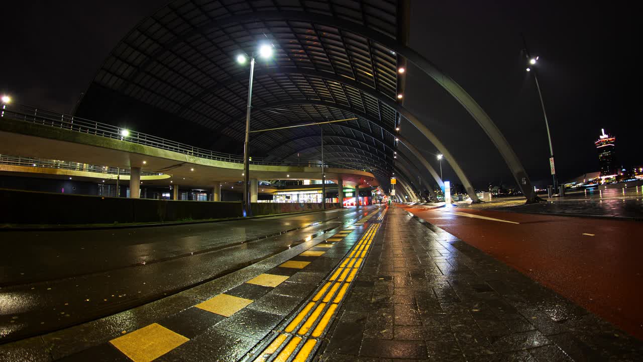 阿姆斯特丹中央火车站夜间延时灯光轨迹条纹雨视频下载