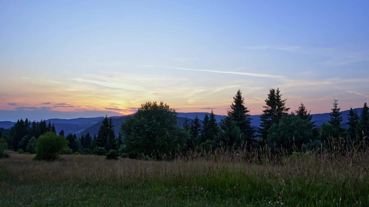 日落在山林景观的夏天，柔和的天空颜色视频下载