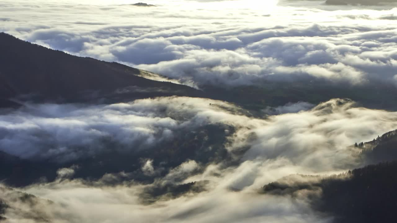 雾蒙蒙的山谷里的晨光。缩小视频下载
