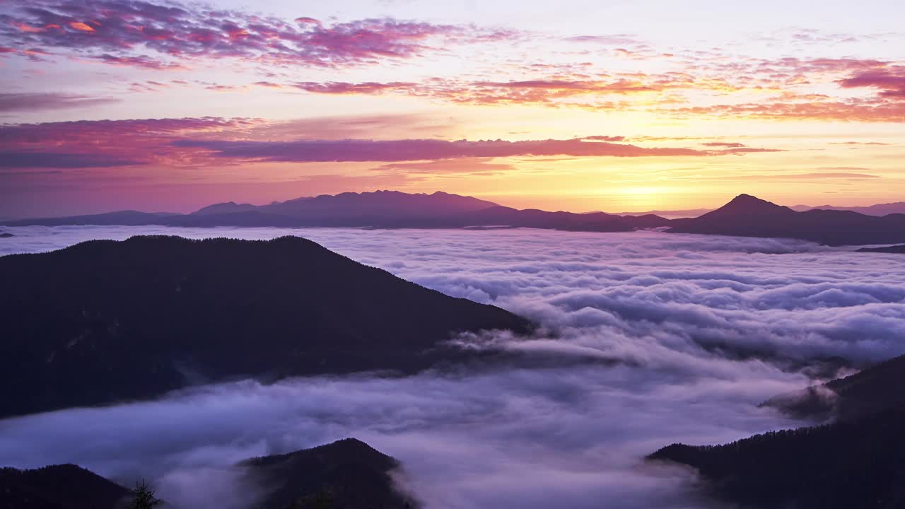 清晨日出时美丽的山景，山谷里的逆温云海，视频下载