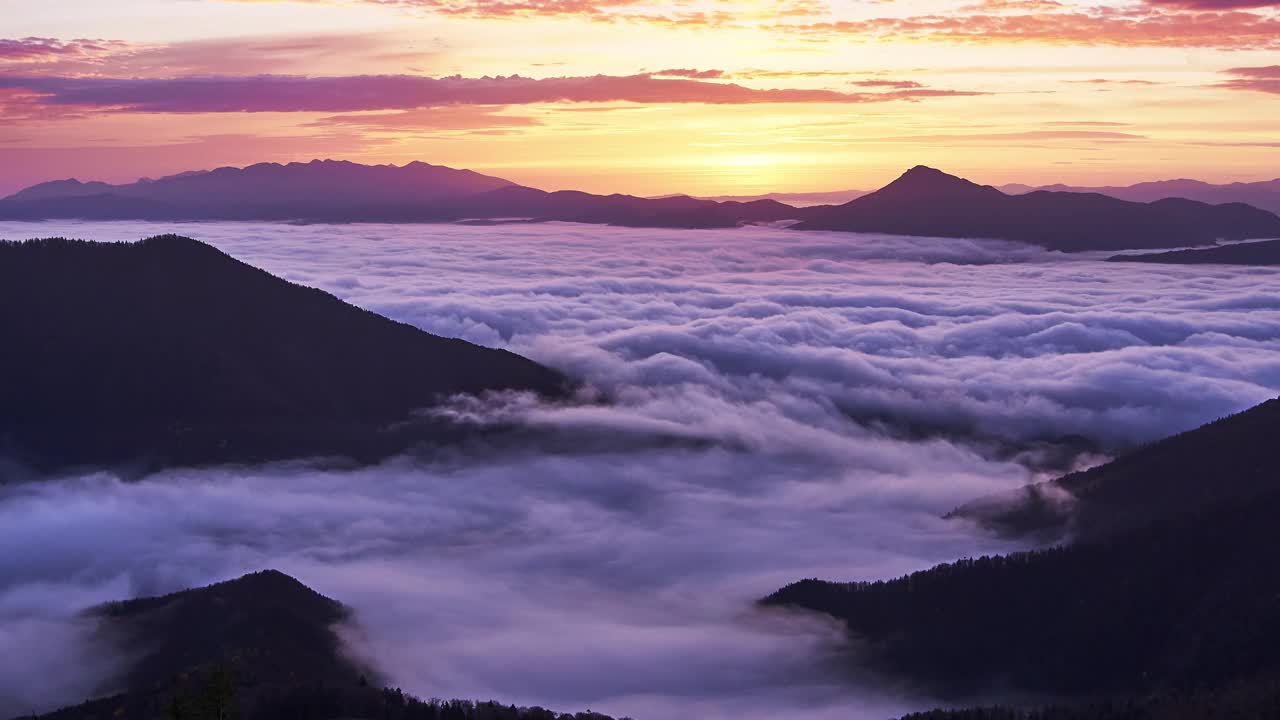 山的景观在清晨日出，海的逆云在山谷视频下载