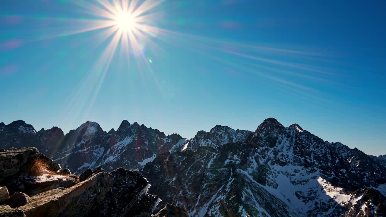 太阳在阿尔卑斯山脉的蓝天上运动。山间自然在阳光明媚的冬天视频下载