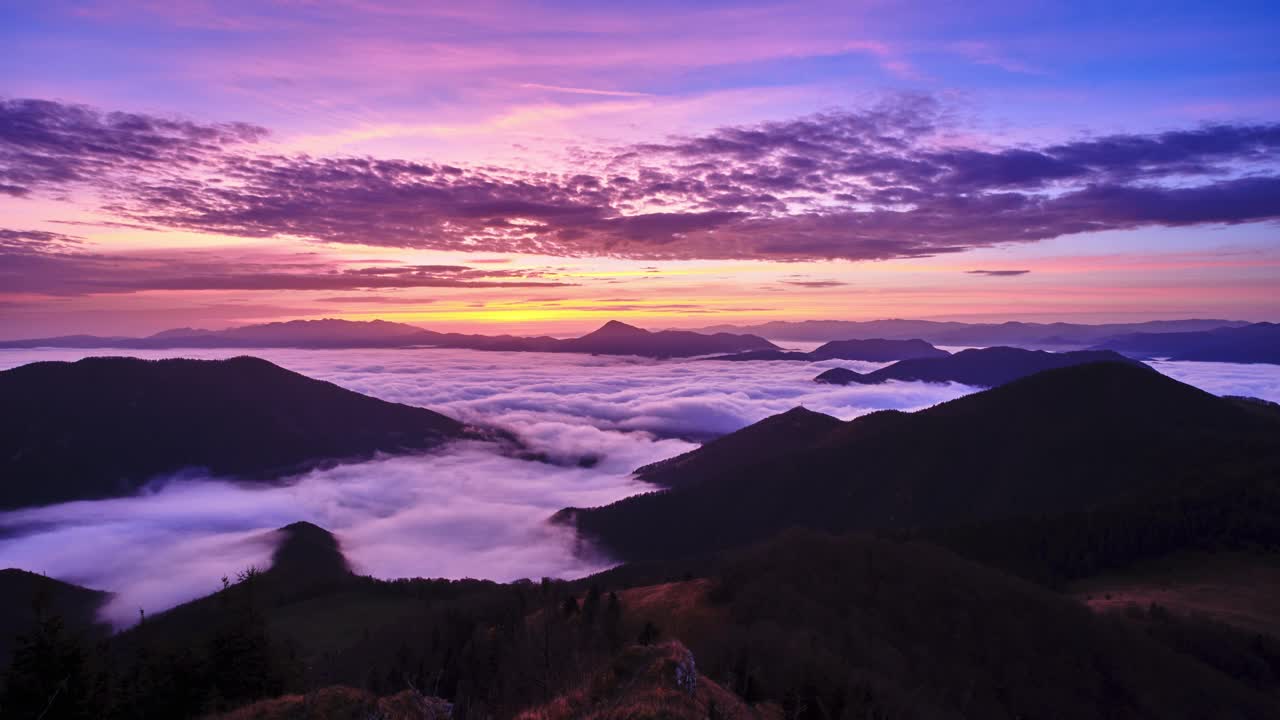 山的景观在清晨日出，海的逆云在山谷视频下载