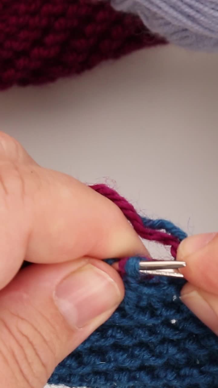 女人的手用编织针编织毛线。纳德,舒缓的视频下载