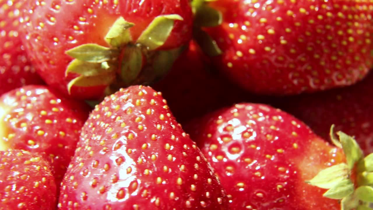 一堆新鲜的红草莓正在旋转。视频下载
