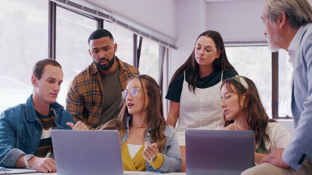 商务人士，用笔记本电脑进行团队合作和掌声，在工作场所进行团队合作或计划。员工，男女都有电脑，上网或合作的动机或交谈视频素材