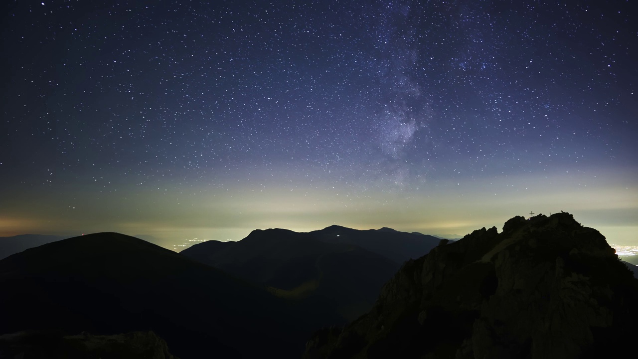 银河系的恒星在群山之上移动视频下载