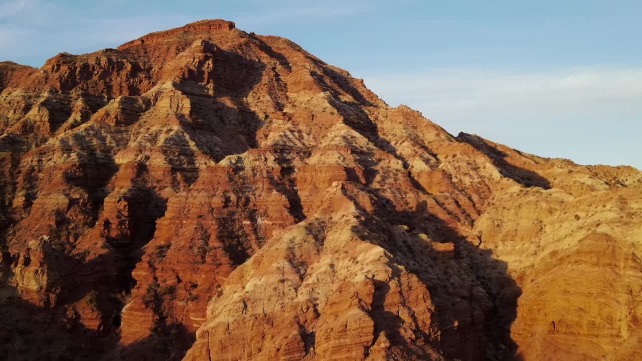 犹他州南部惊人岩层的航拍照片。视频下载