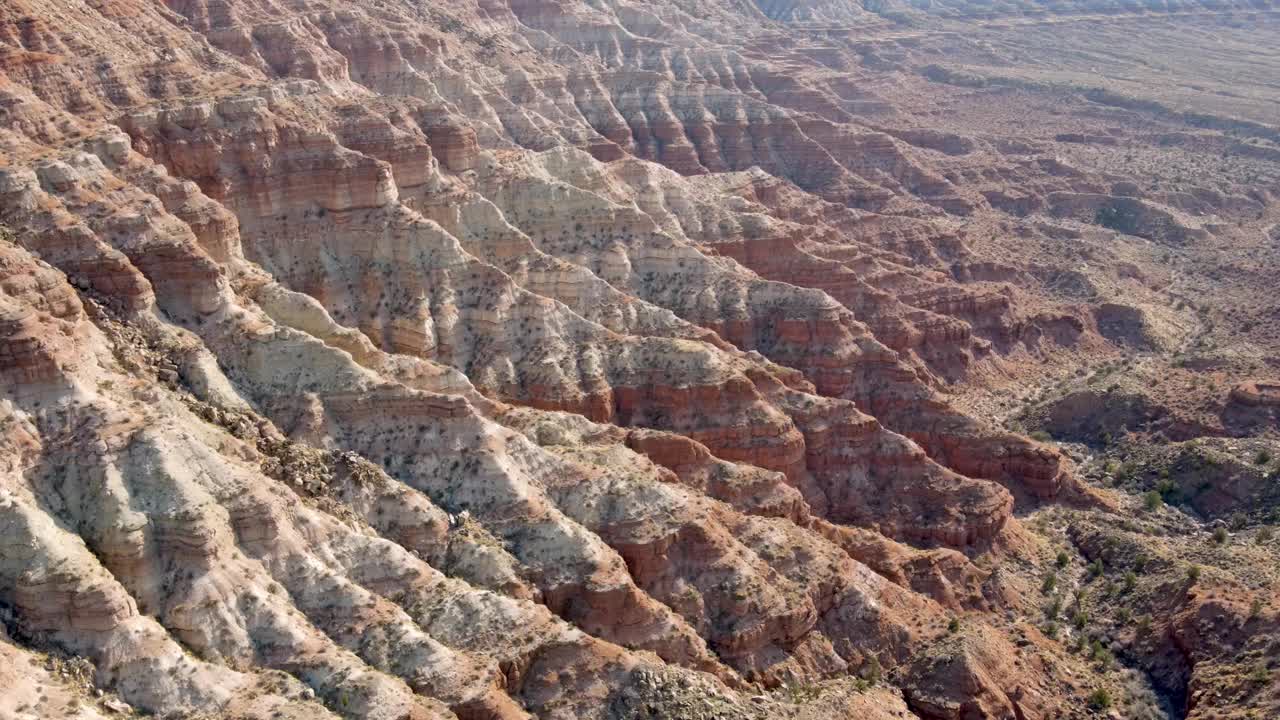 犹他州南部惊人岩层的航拍照片。视频下载