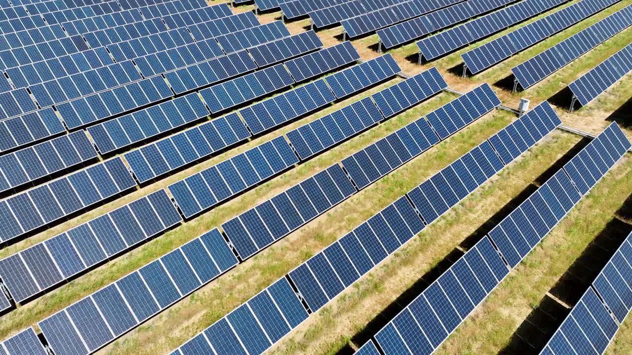 一大片太阳能电池板的航拍照片视频下载