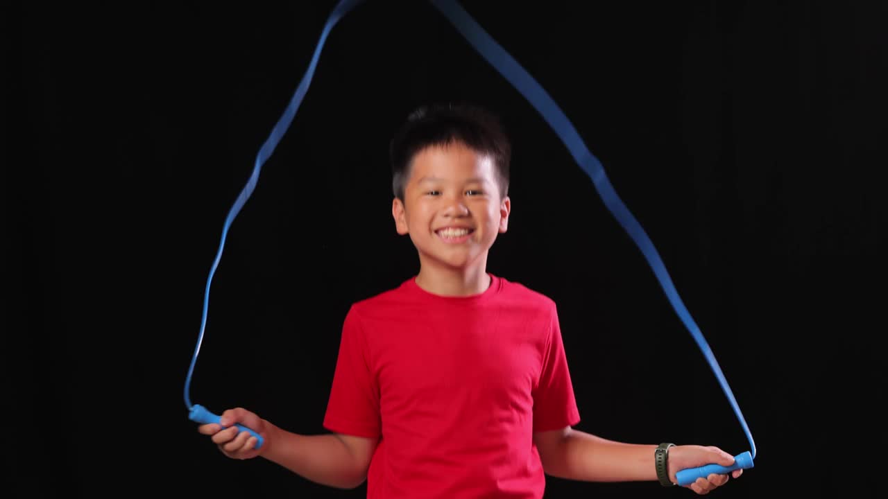 10岁男孩慢动作跳绳视频下载