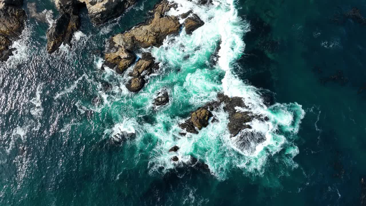 加州崎岖海岸线的航拍图视频下载