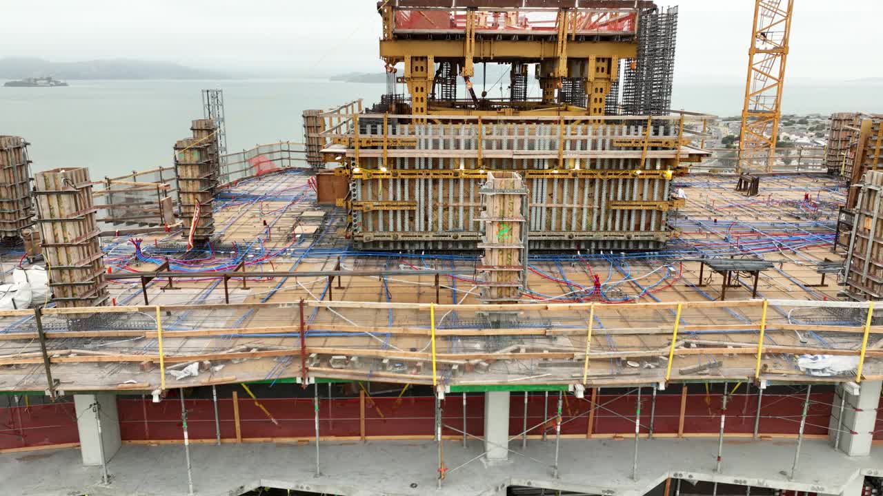 航拍的一个新的高层建筑正在建设中视频下载